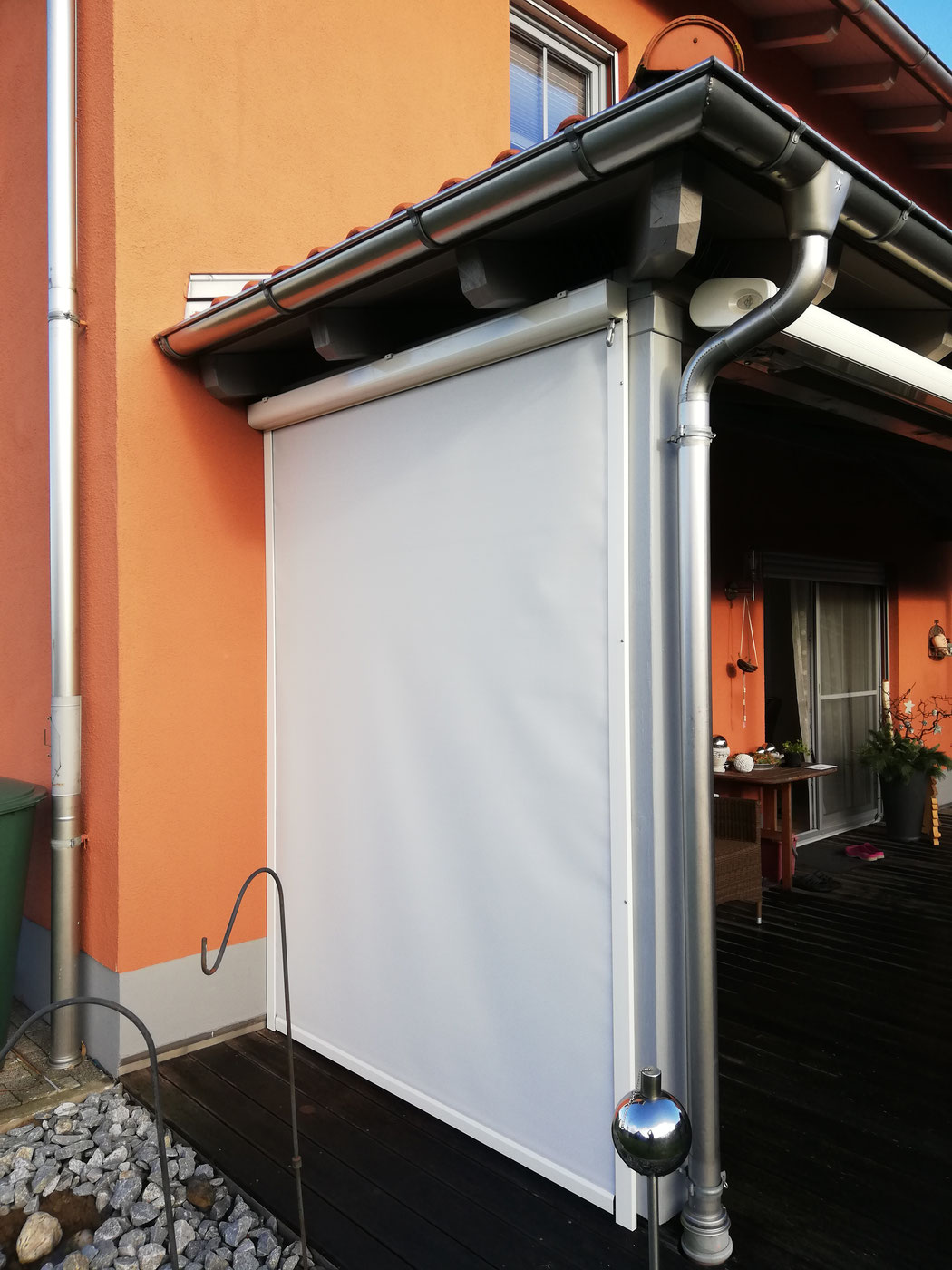 Zip-Screen passgenau an Freisitz angepasst