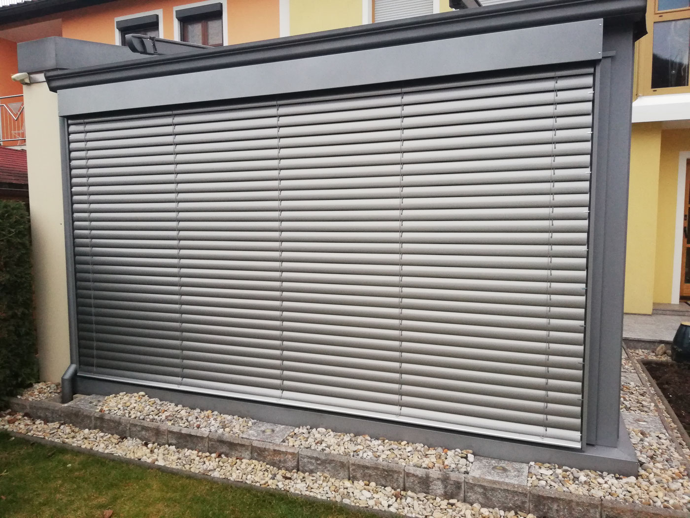 Raffstore in Sonderfarbe DB702, passend zum bestehenden Wintergarten in Untergriesbach
