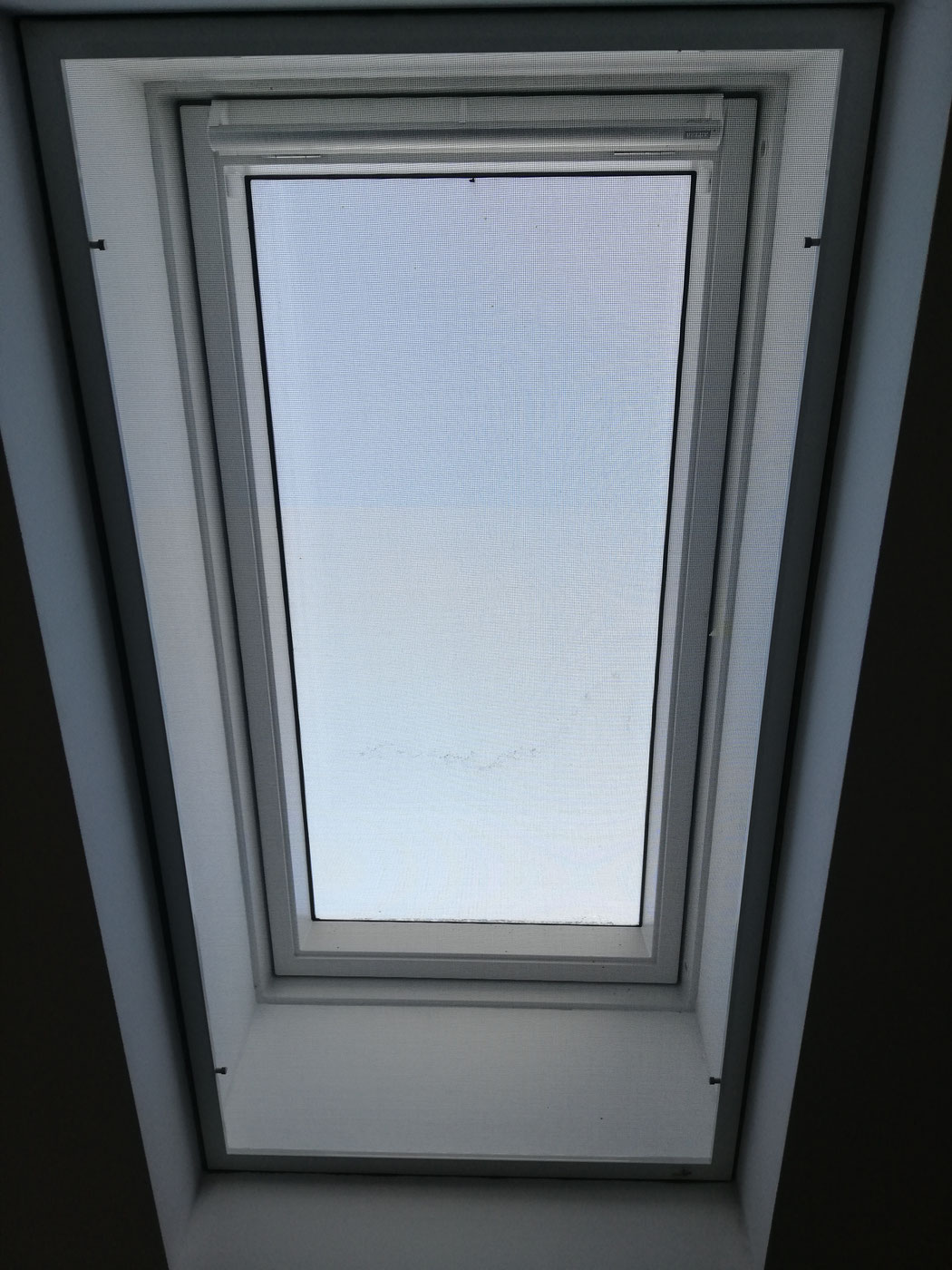 Spannrahmen für Dachfensternische.Lüften ohne Ungeziefer.